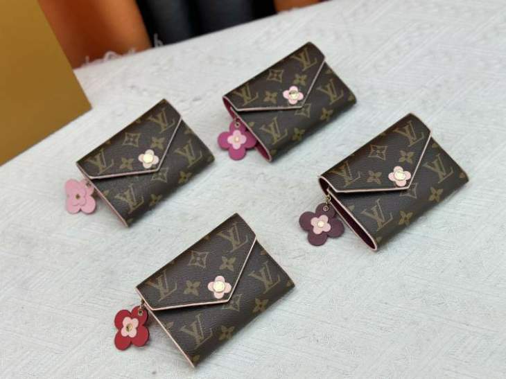 Picture of Louis Vuitton Wallets _SKUfw232841448fw